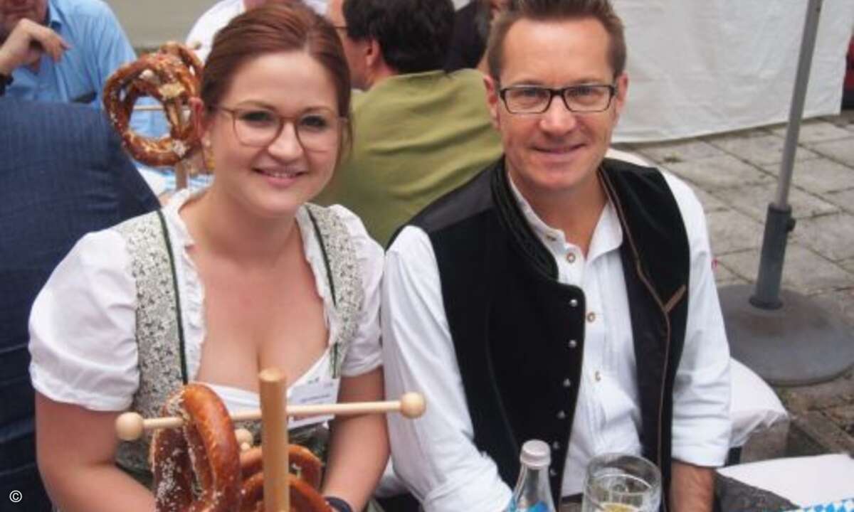 Auch Ann-Kathrin Jacobs (8Soft) und CRN-Anzeigenleiter Marc Adelberg (v. li.) ließen es sich schmecken (Foto: CRN) (Foto: CRN)