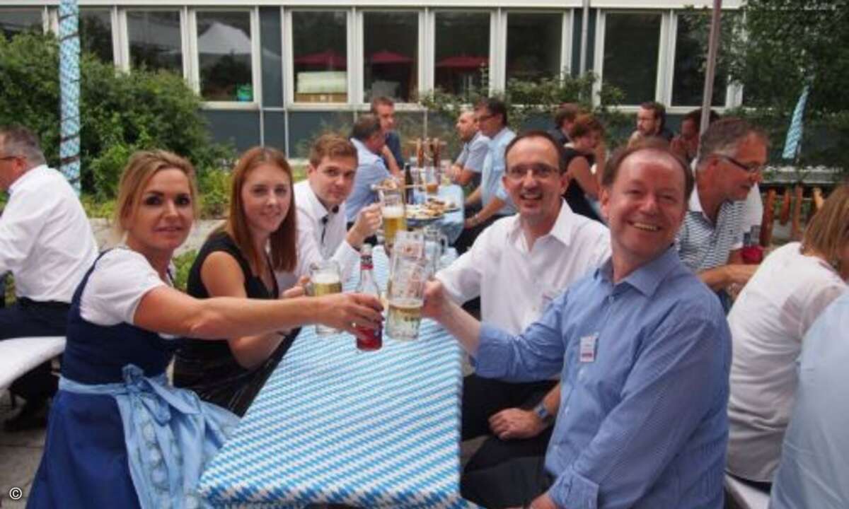 Auch Carolin Schlueter (CRN), Stephanie Groß, Ingmar Badura (beide Tech Data) und Stephan Schäff, Dirk Schneider (beide AEG) stießen mit einem kühlen Bier an (v. li.) (Foto: CRN)