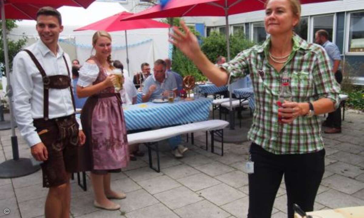 Auch Sofie Steuer (funkschau) veruschte ihr Glück beim Dosen werfen (Foto: CRN)
