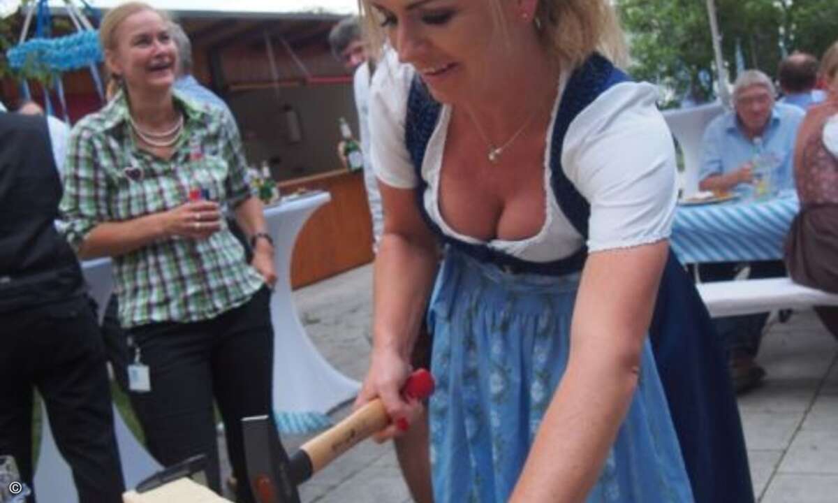 Carolin Schlüter von der CRN versucht sich am Nagelbrett.. (Foto: CRN)
