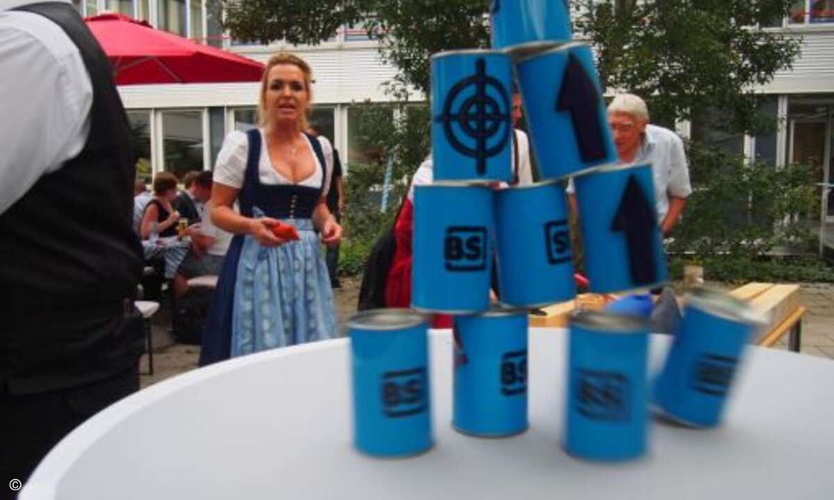 ... und beim Büchsen werfen... (Foto: CRN)