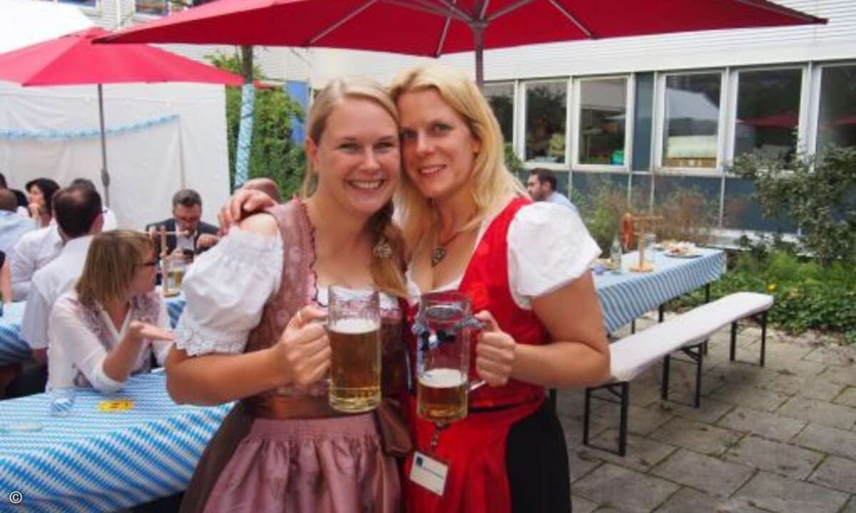 Sabina Schelling (funkschau)(links) stößt mit Natasha Schönemann (CRN) an