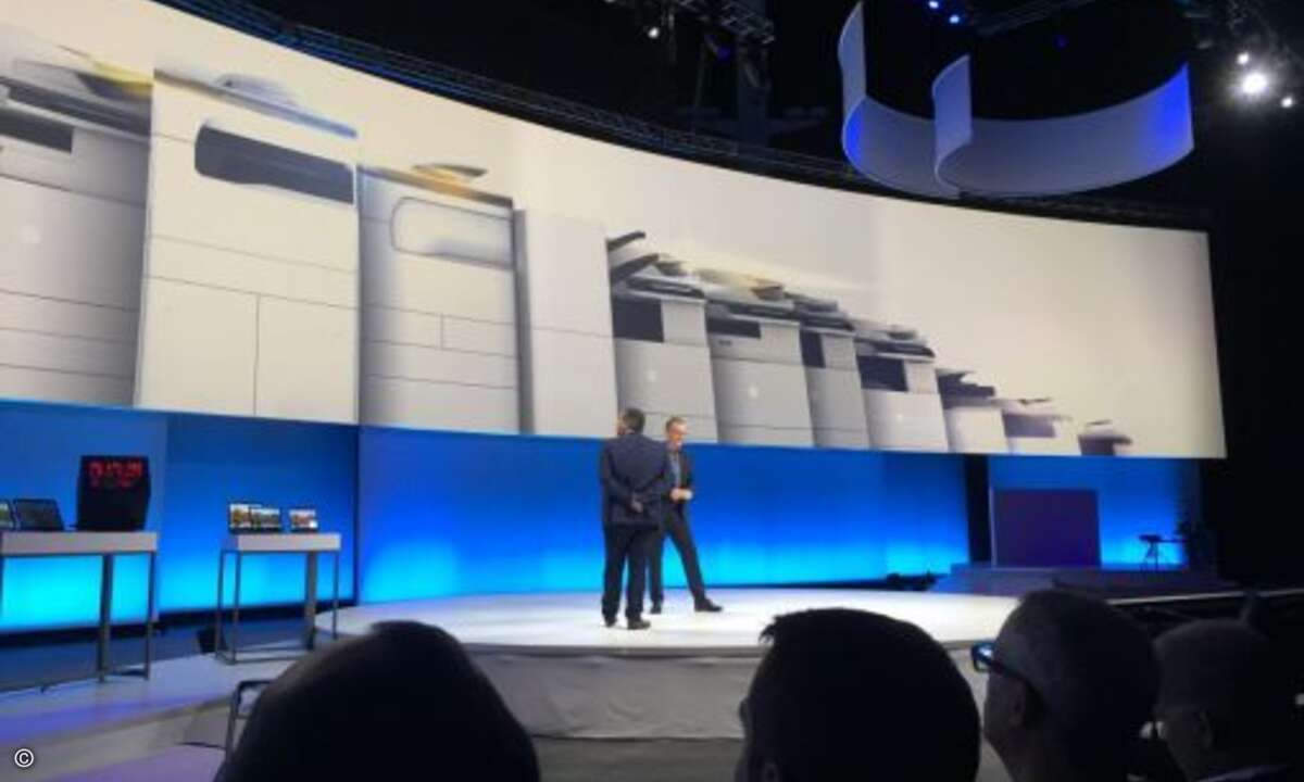 Der Knaller zum Auftakt: HP-Chef Dion Weisler gibt die Übernahme der Samsung-Druckersparte bekannt und zeigt auch gleich das neue Portfolio mit A3-Multifunktionsgeräten (Bild: CRN)