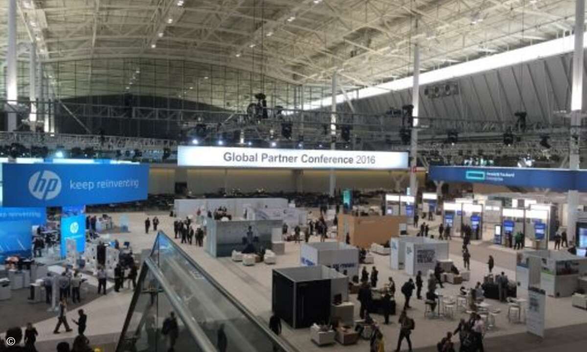 Saubere Aufteilung in der Exhibition Area: Links der im gewohnten HP-Blau gehaltene Bereich von HP Inc. – rechts der in Grün getauchte Stand von Hewlett Packard Enterprise (HPE) (Bild: CRN)