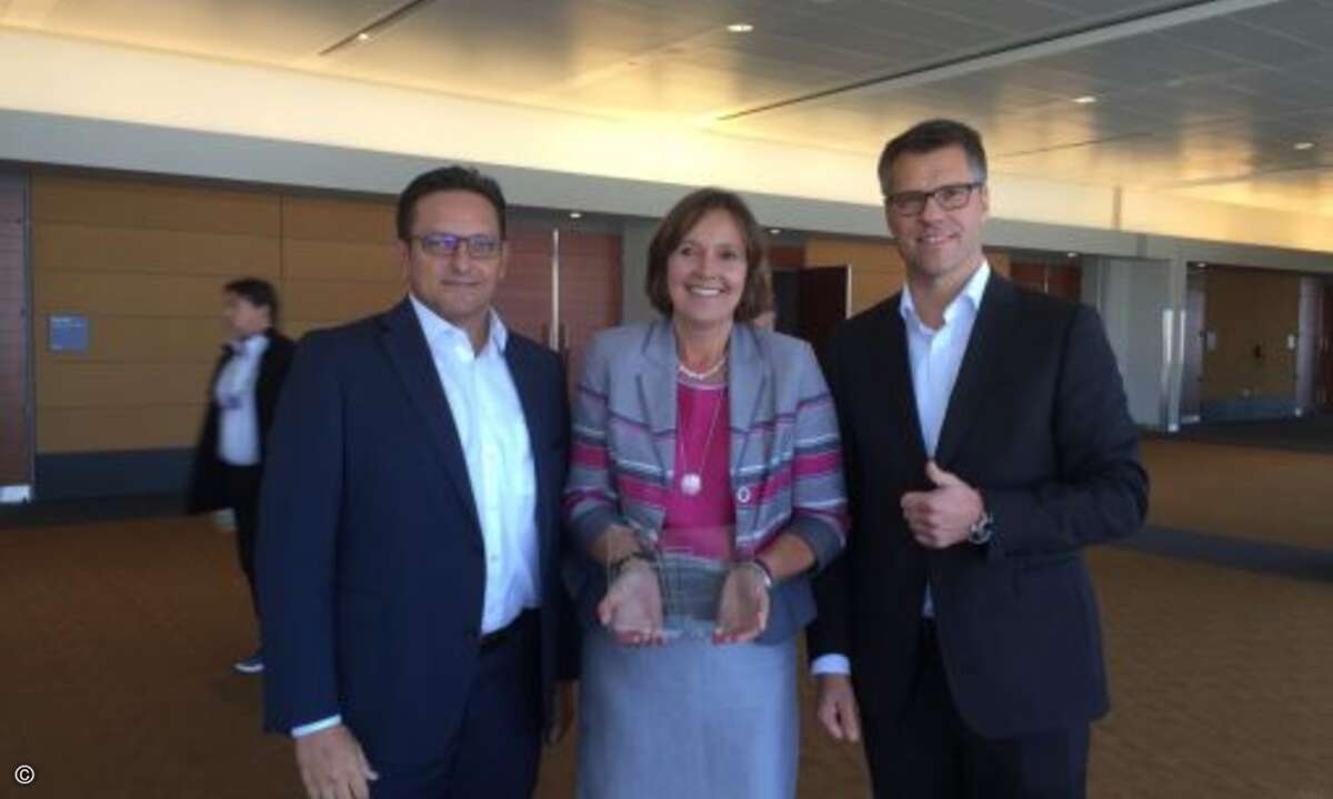 HPE Channel Manager Gerry Steinberger (links) freut sich mit Concat-Vorstand Olaf von Heyer und Astrid Dißmann, HPE Alliance Manager Concat AG, die den Award als EMEA Partner of the year mit nach Hause nehmen konnten (Bild: CRN)