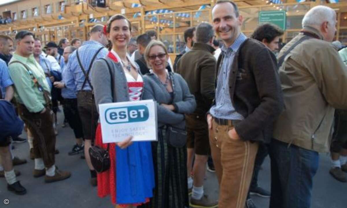 Janina zur Mühlen (Eset) nimmt Astrid Hennevogl-Kaulhausen von Delta Energy, Mathias Büttner von Citrix und die anderen Gäste vor dem Schützen-Festzelt in Empfang (Foto: CRN)