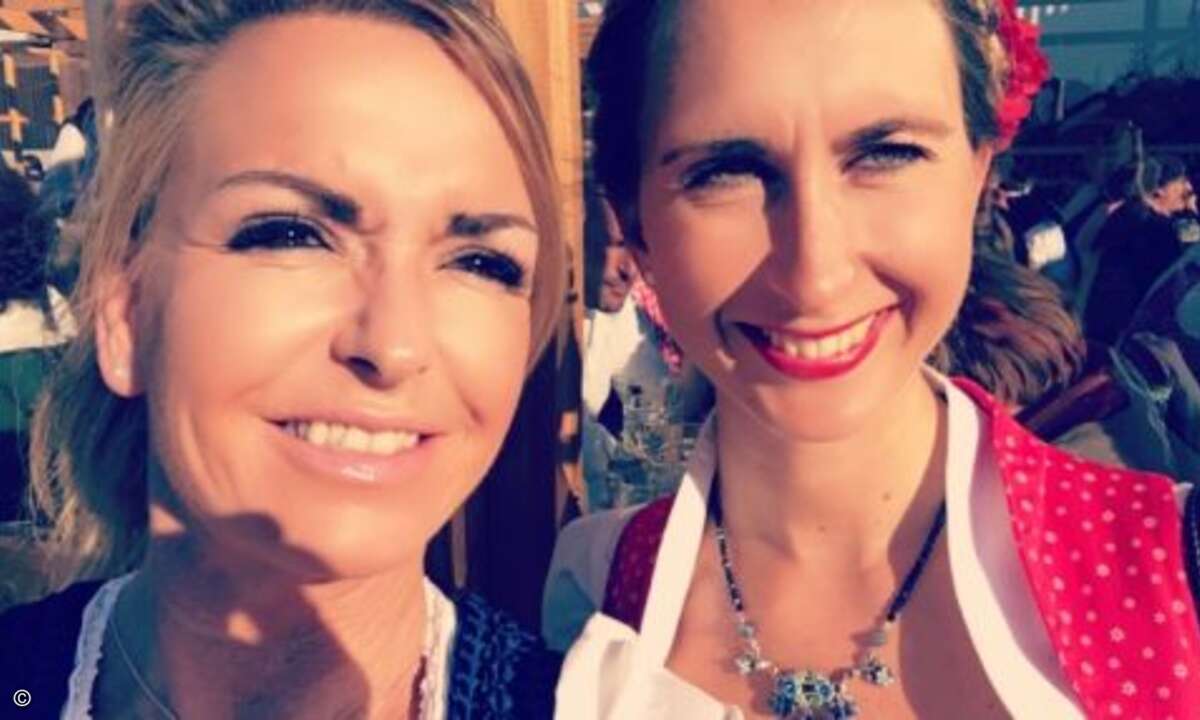 Carolin Schlüter (CRN, li.) und Janina zur Mühlen (Eset) strahlen mit der Sonne um die Wette (Foto: CRN)