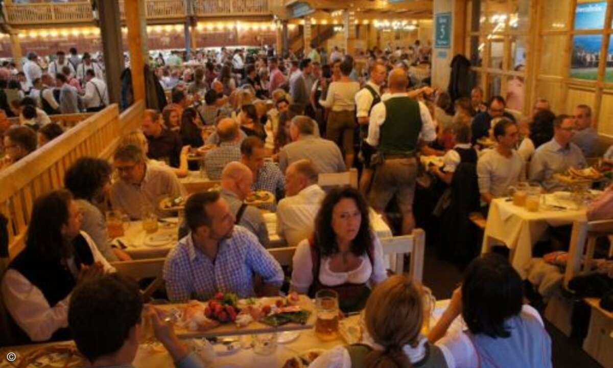 Das gut gefüllte Schützen-Festzelt (Foto: CRN)