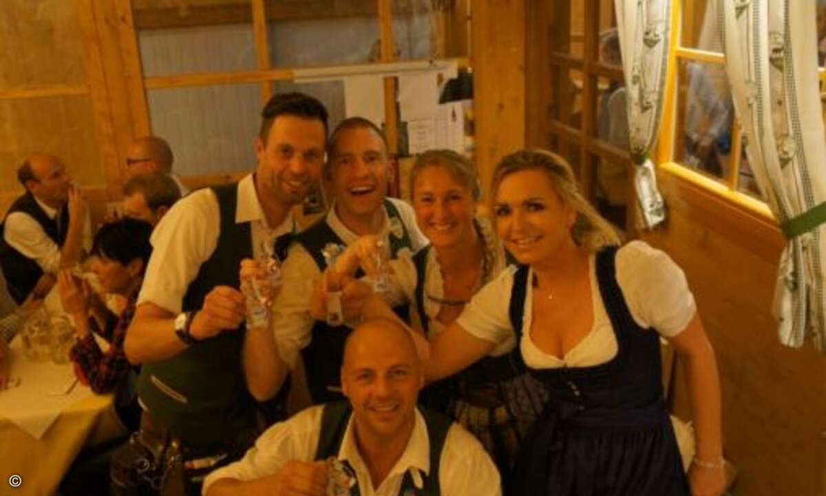 CRN-Carolin stößt mit der Crew aus dem Schützen-Festzelt auf die Eset Wiesn an (Foto: CRN)