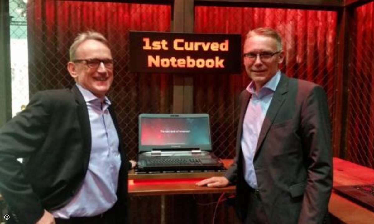 Acer Deutschland-Chef Wilfried Thom und B2B-Verantwortlicher Stefan Tiefgenthal zeigen auf der Ifa das neue Curved-Notebook (Bild: CRN)
