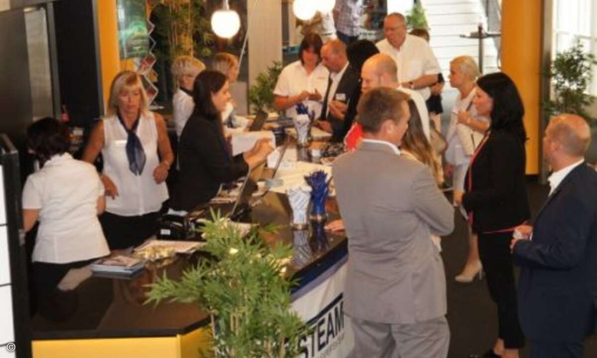 Die Besucher drängten sich am Einlass (Bild: CRN)