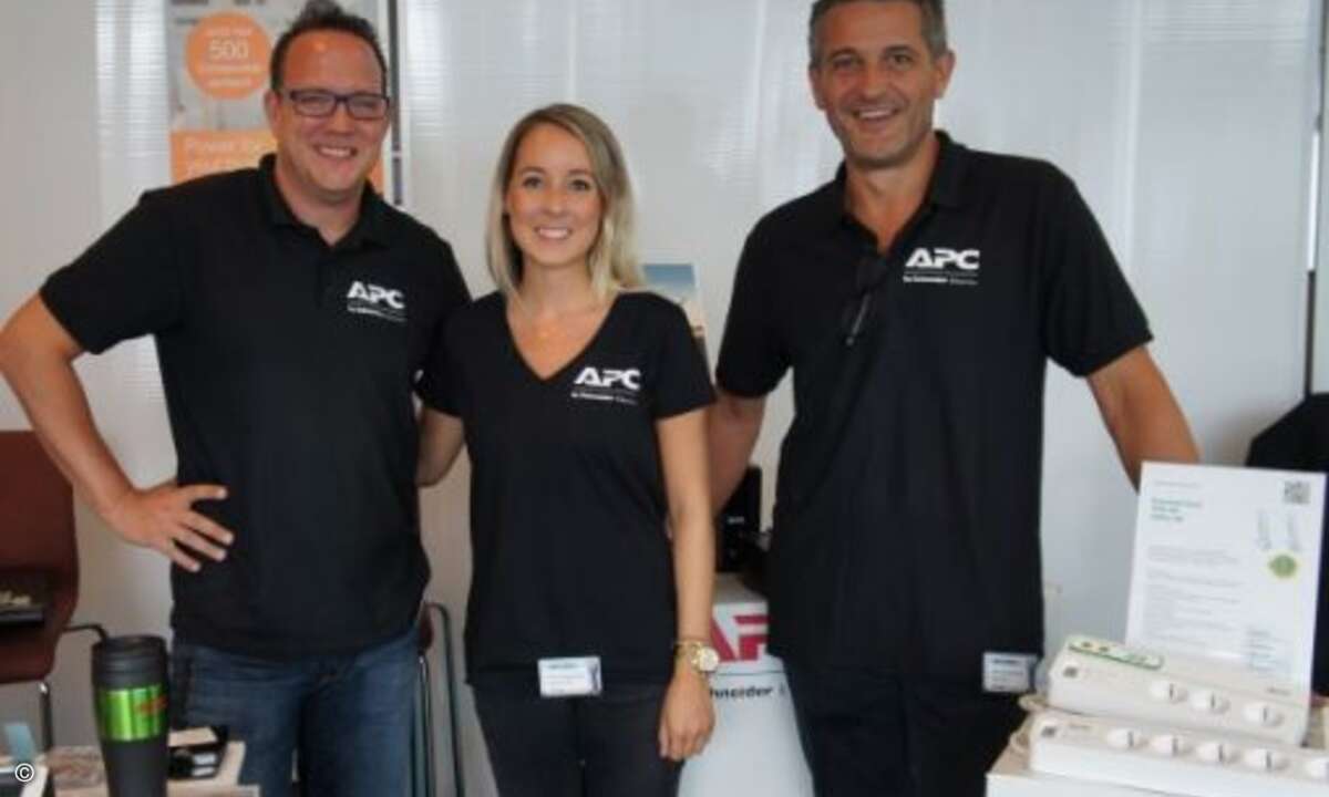 Stefan Knerrich und Dieter Rahe (APC by Schneider Electric) nehmen Team-Newcomer Deborah Wohter in die Mitte (Bild: CRN)