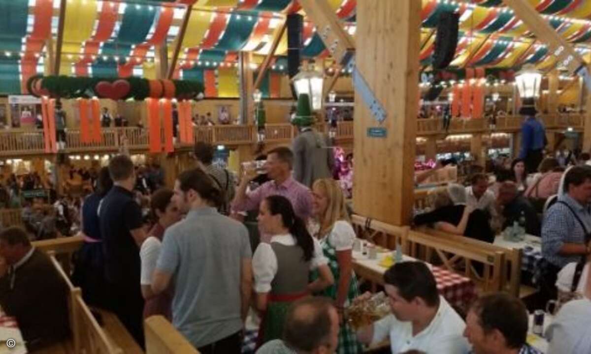 Die VADs Wick Hill und Zycko luden Partner zur Wiesn-Tour: Zuerst ging es in das Schützenzelt (Bild: CRN)