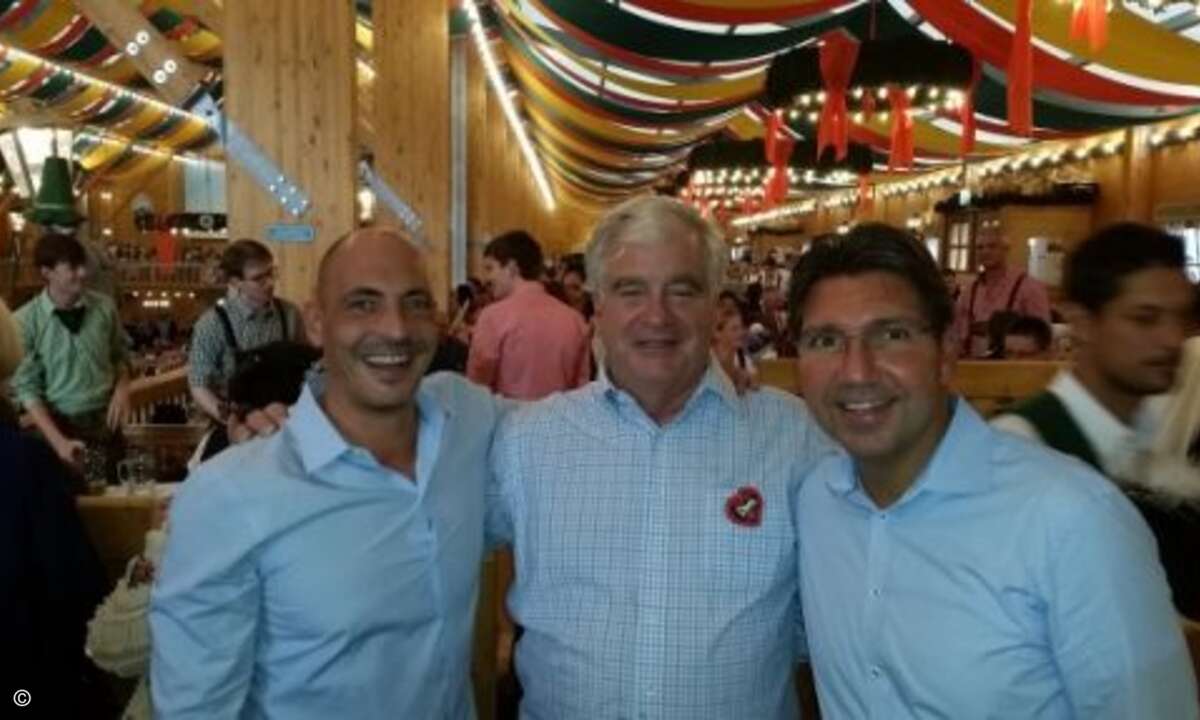 Helge Scherff, zentraleuropachef der Nuvias Group, führte Riverbed-CEO Jerry M. Kennelly und Giovanni Di Filippo, VP Channel Sales EMEA bei Riverbed, in die bayerischen Feier-Gepflogenheiten ein (Bild: CRN)