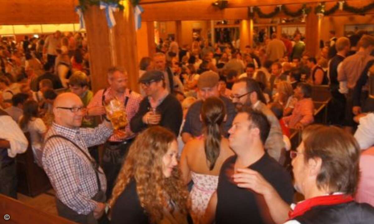 Im Schottenhamel-Zelt gab es bayerische Spezialitäten (Bild: CRN)