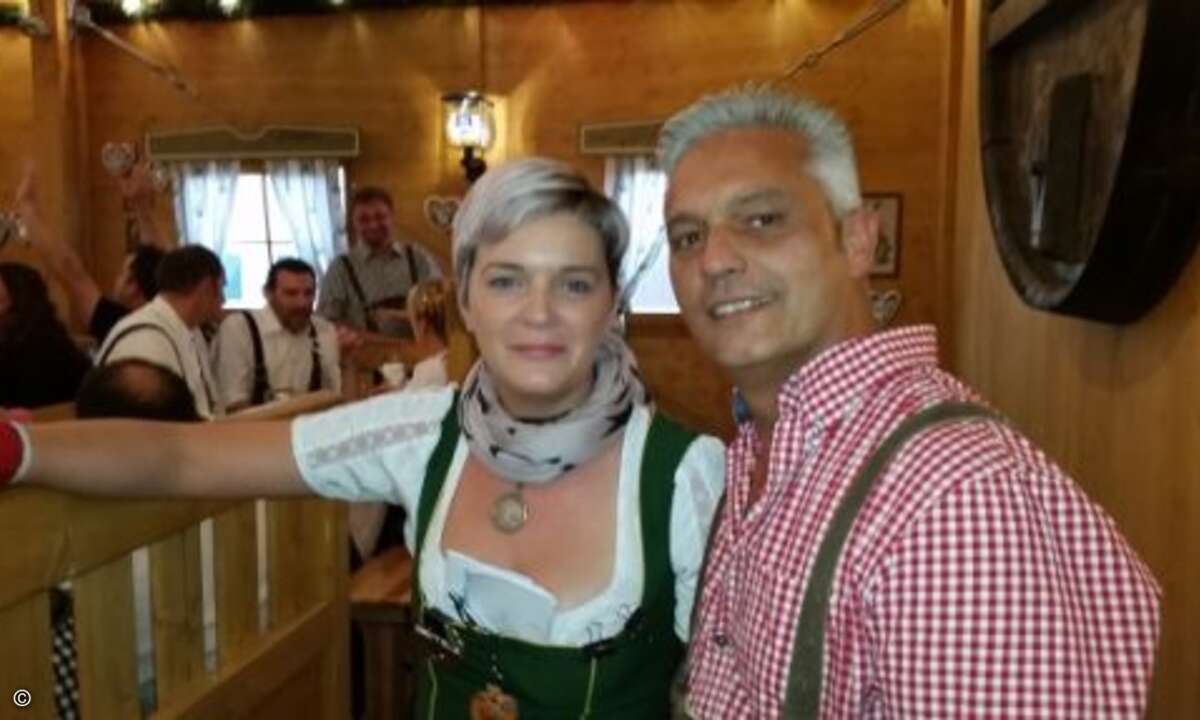 Vertriebsschef Marcel Künzenbach führte auch interessante Fachgespräche mit den feschen Wiesn-Bedienungen (Bild: CRN)