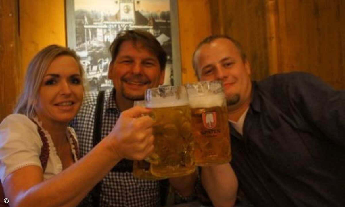 Carolin Schlüter (CRN) mit Dirk Simonis von Meco Systemhaus und Sascha Jäger (Bild: CRN)