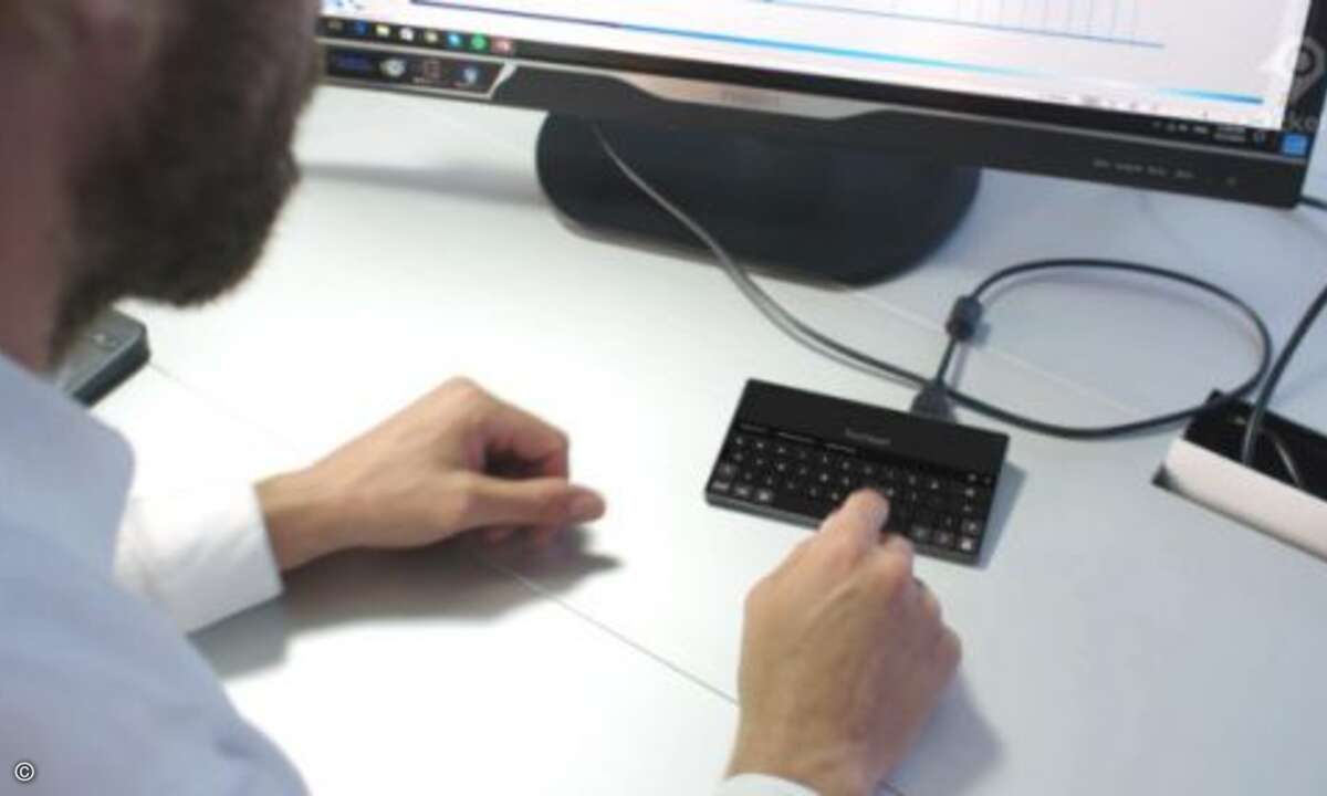 Beim Anschluss an einen Monitor kann das Display als Eingabegerät genutzt werden (Foto: Ockel Computers)
