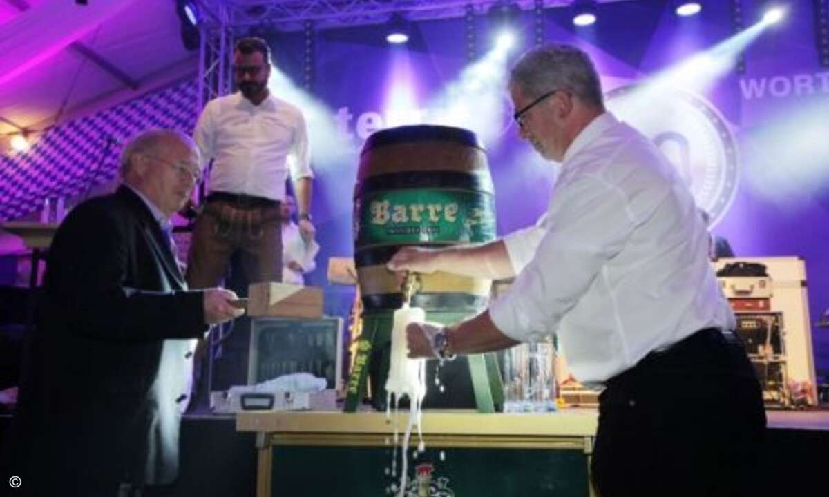 Der Firmengründer zapfte das erste Fass an und verkündete: