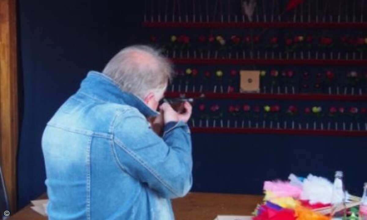 Auch auf der Messe gab es allerlei Festattraktionen wie einen Schießstand (Bild: CRN)