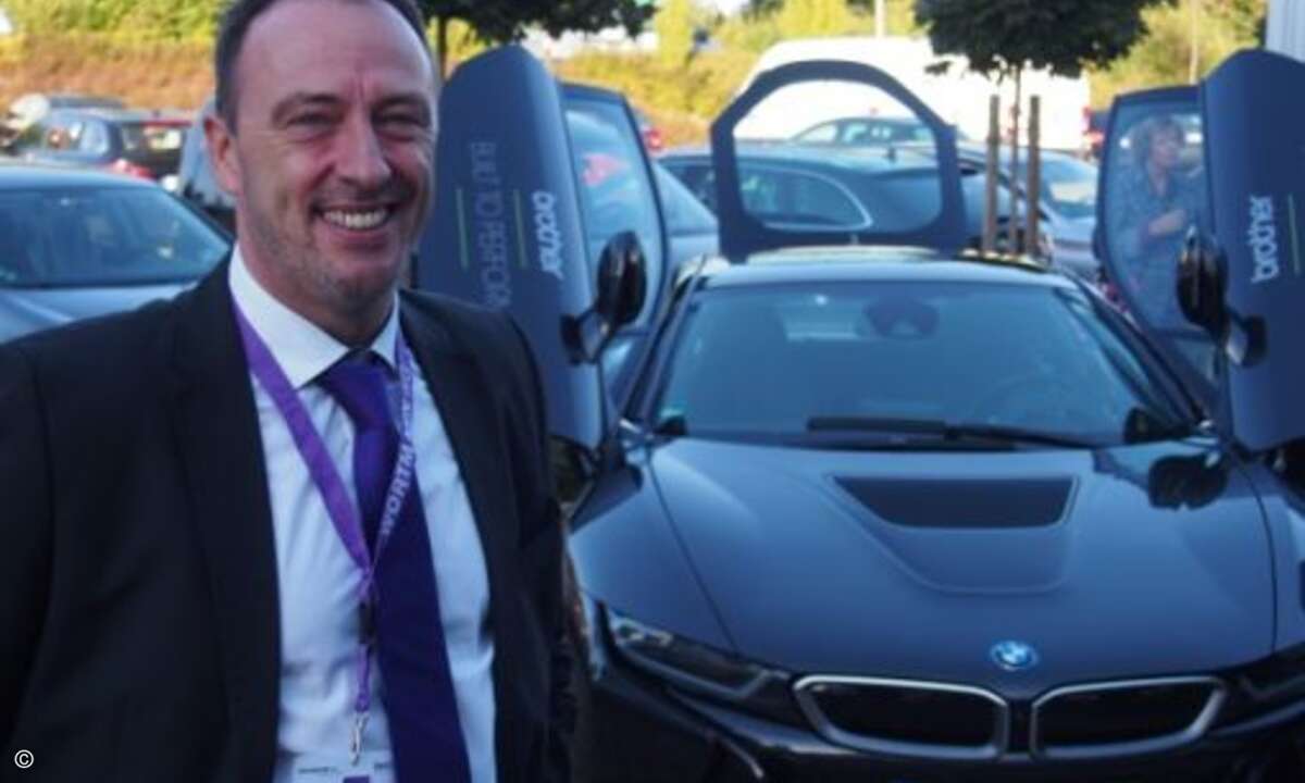 Tom Knicker von Wortmann bestaunte die ausgestellten Tesla-Nobelmodelle (Bild: CRN)