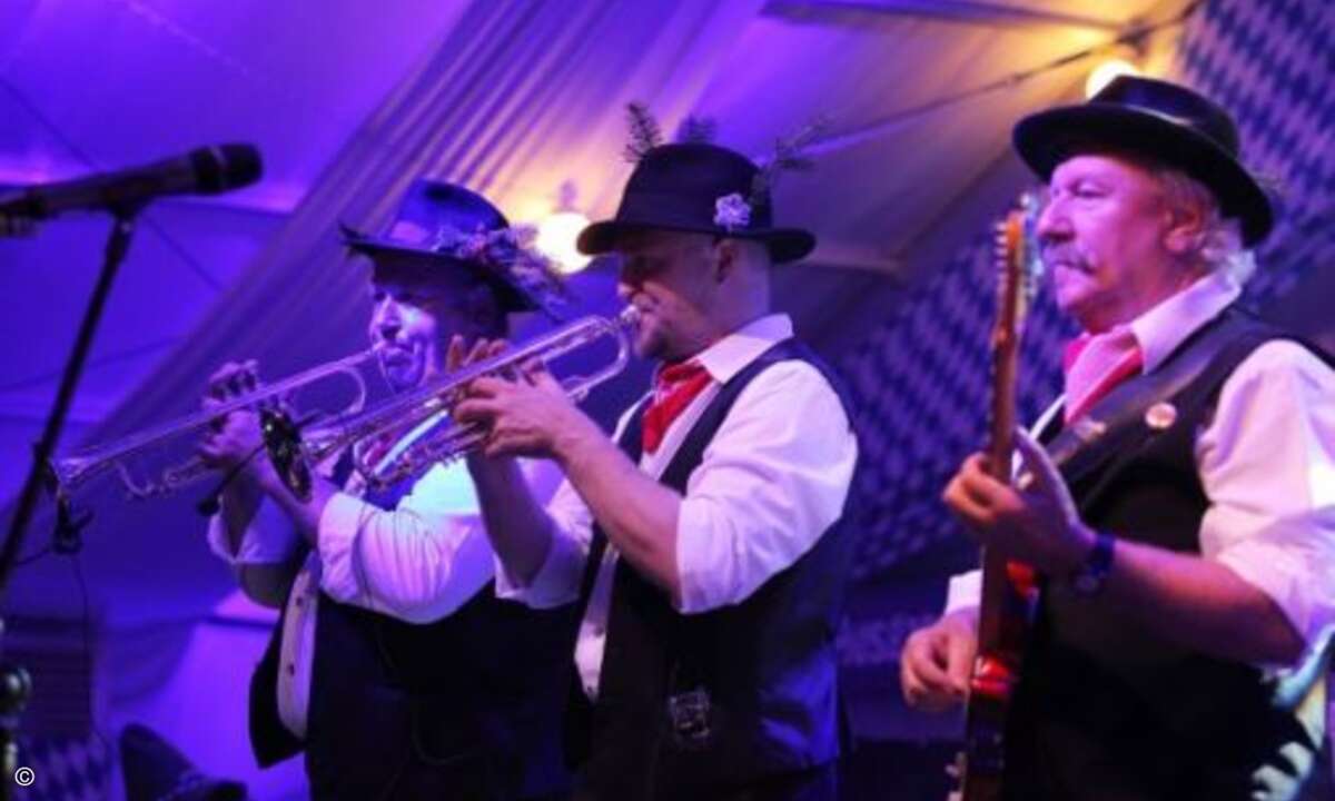 Zünftig spielten die Jetzendorfer Hinterhof-Musikanten auf (Bild: Wortmann)