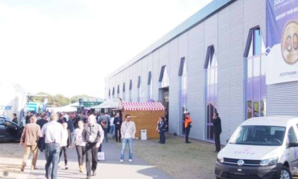 Vor der Ausstellungshalle gab es eine große Spezialitätenmeile für die Messegäste (Bild: CRN)