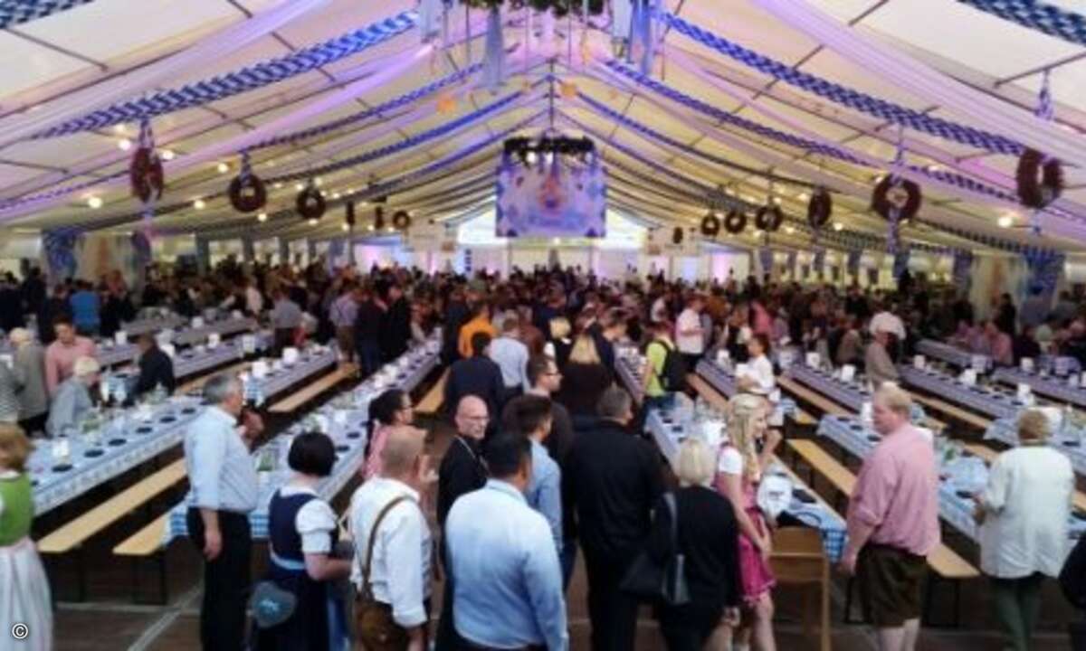 Nach der Messe strömten die Besucher ins Bierzelt (Bild: CRN)