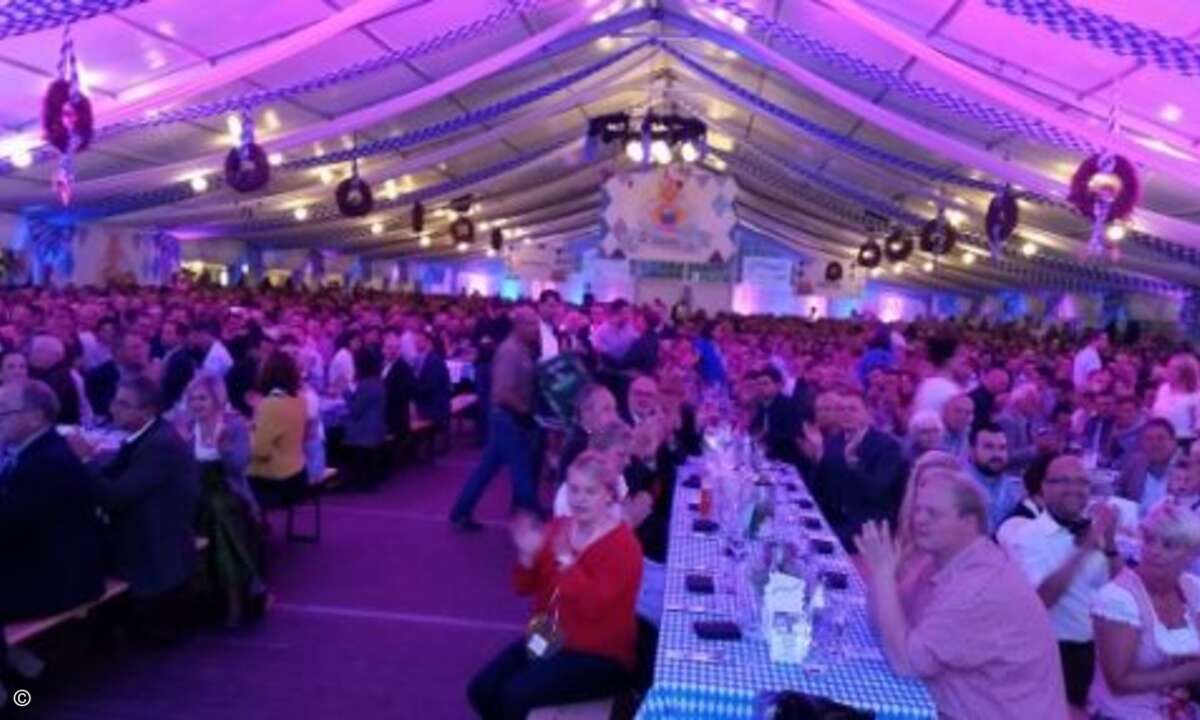 Das große Wortmann-Festzelt war bald schon gut gefüllt (Bild: CRN)