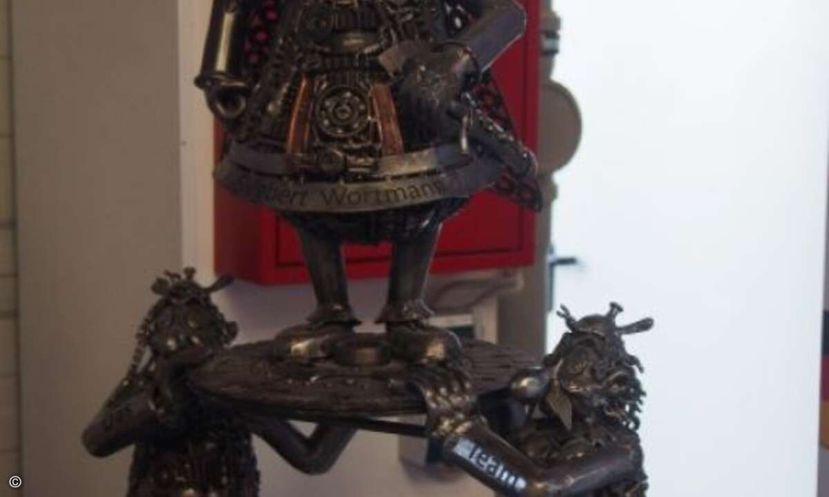 Ein Kunstwerk vergleicht Wortmann mit dem wohlbekannten gallischen Dorf... (Bild: CRN)