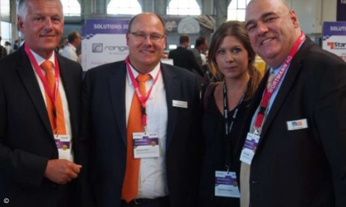 Oliver Gorges von COP tauscht sich mit Sandra Huber (CRN), Ralph Warmbold (li) und Andreas Kirchner von Nordanex aus (Bild: CRN)