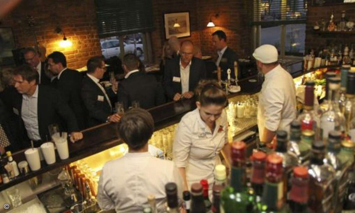 Reges Treiben vor und hinter der Bar (Foto: CRN)
