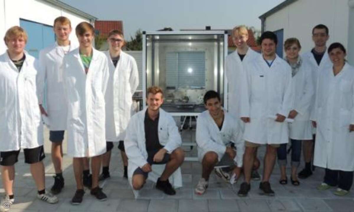 Die Studenten von Karl-Heinz Pettinger, Professor für Batteriespeicher an der Hochschule Landshut, erlernen im Praktikum die Auswirkung von Batteriebränden bei Fehlbenutzung. (Foto: Hochschule Landshut)