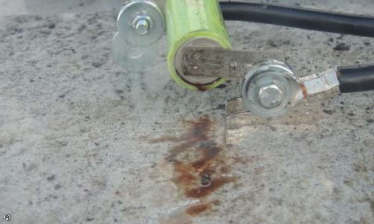 Eine Batterie wird über Hochstromanschlüsse überladen. Sie wird heiß… (Foto: Hochschule Landshut)