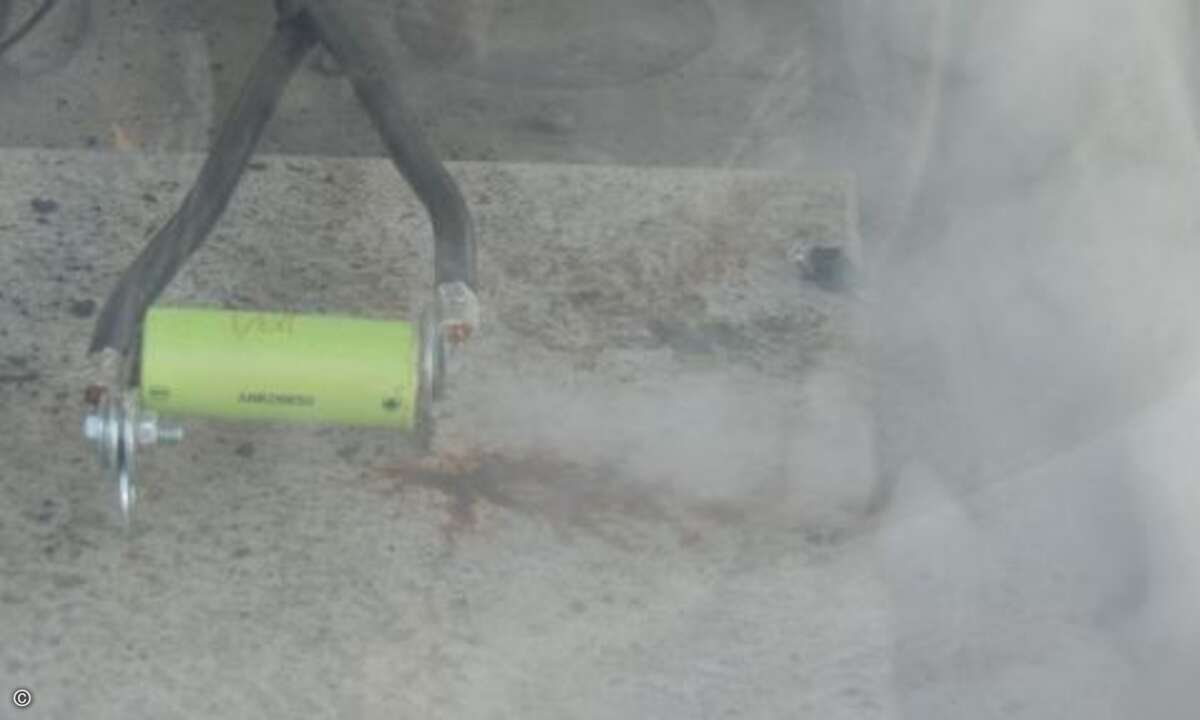 ...das Ventil öffnet und die Batteriechemie tritt nach außen: Die Batterie bläst ab. (Foto: Hochschule Landshut)