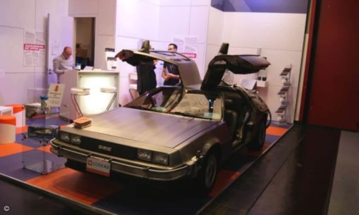 Darf mittlerweile auf keiner Messe mehr fehlen: ein waschechter Delorean DMC-12 mit Fluxkompensator (Foto: CRN)