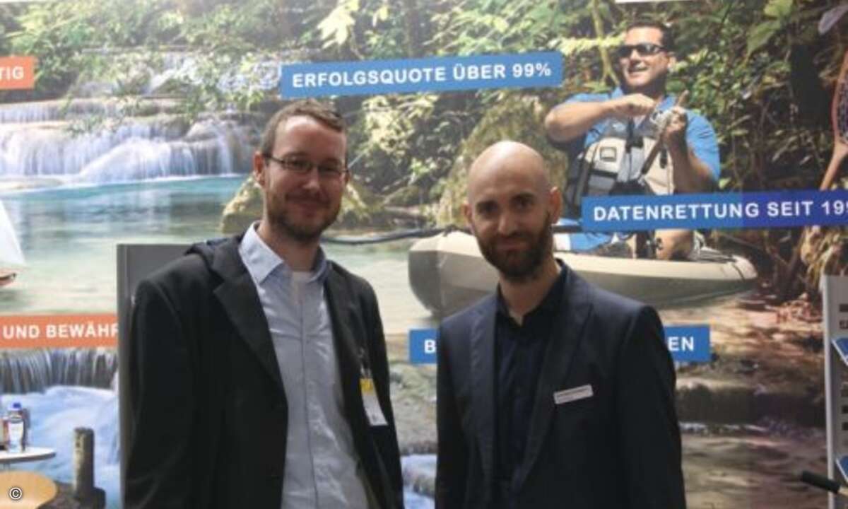 Daniel Dubsky (CRN) und Jan Bindig (DataRecovery) in der »Wohlfühloase«, die der Leipziger Datenrettungsspezialist aufgebaut hatte (Foto: CRN)