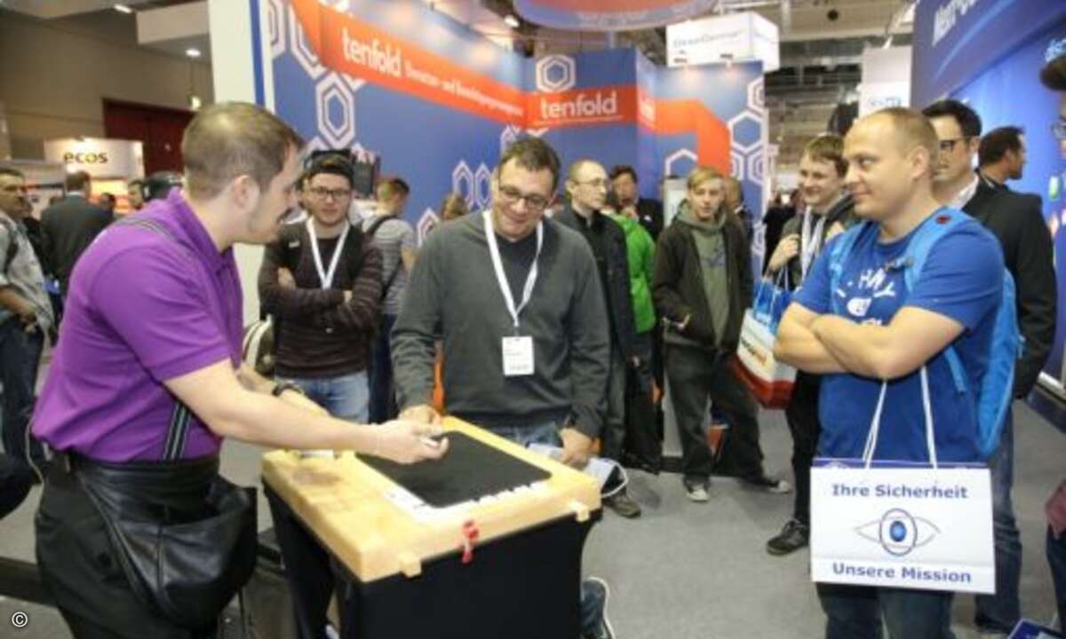 An manchen Ständen gab es ein Unterhaltungsprogramm, etwa mit Kartentricks oder Zauberkünsten (Foto: Frank Boxler – Nürnberg Messe)