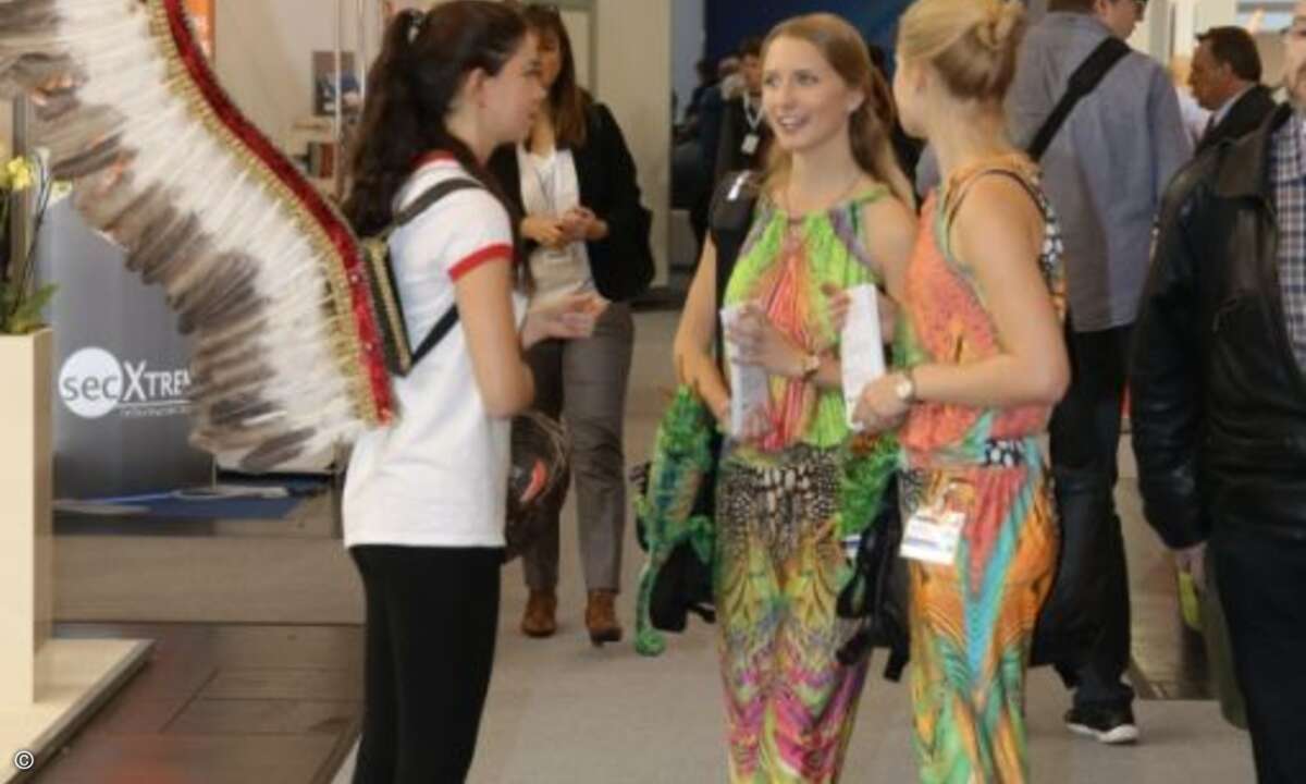 Kleiner Austausch unter Messe-Hostessen (Foto: Frank Boxler – Nürnberg Messe)
