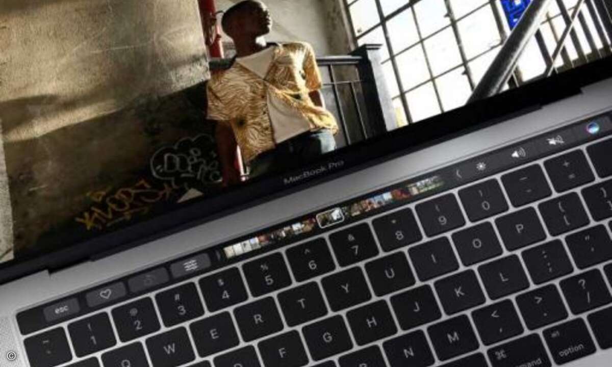Hauptneuerung ist die neue Touch Bar, welche die bisherigen Funktionstasten ersetzt (Foto: Apple)