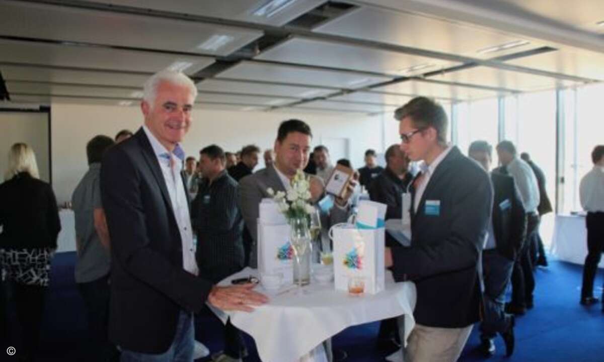 Markus Krebs von MR Compact (Mitte) mit seinem Gewinn, einem Plantronics-Headset, und seinen beiden Kollegen Hans Walch (li.) und Fabian Rausch (re.) (Foto: C4B)