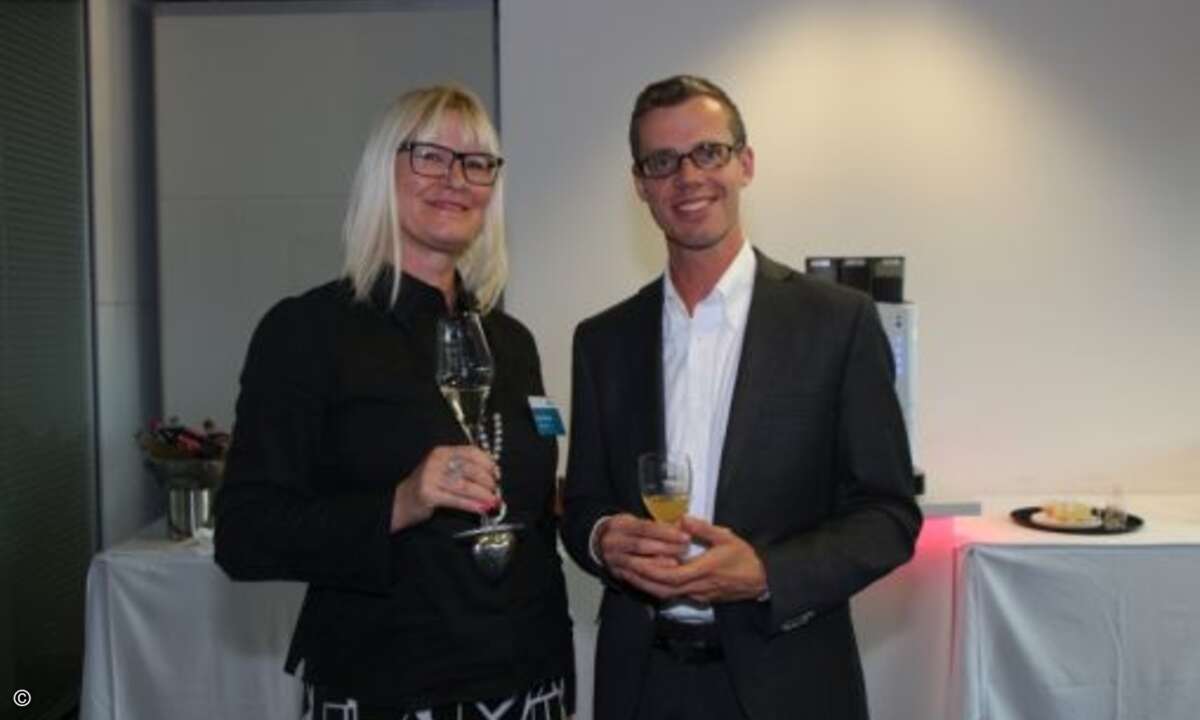 Ein Gläschen auf die erfolgreiche Roadshow: Petra Manns von Plantronics und Michael Schreier von C4B (Foto: C4B)