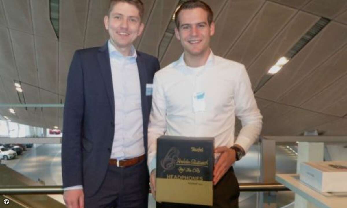 Jens Havelberg und Andrè Göllnitz von der VFM-Gruppe freuen sich über den gewonnenen Teufel-Kopfhörer (Foto: C4B)