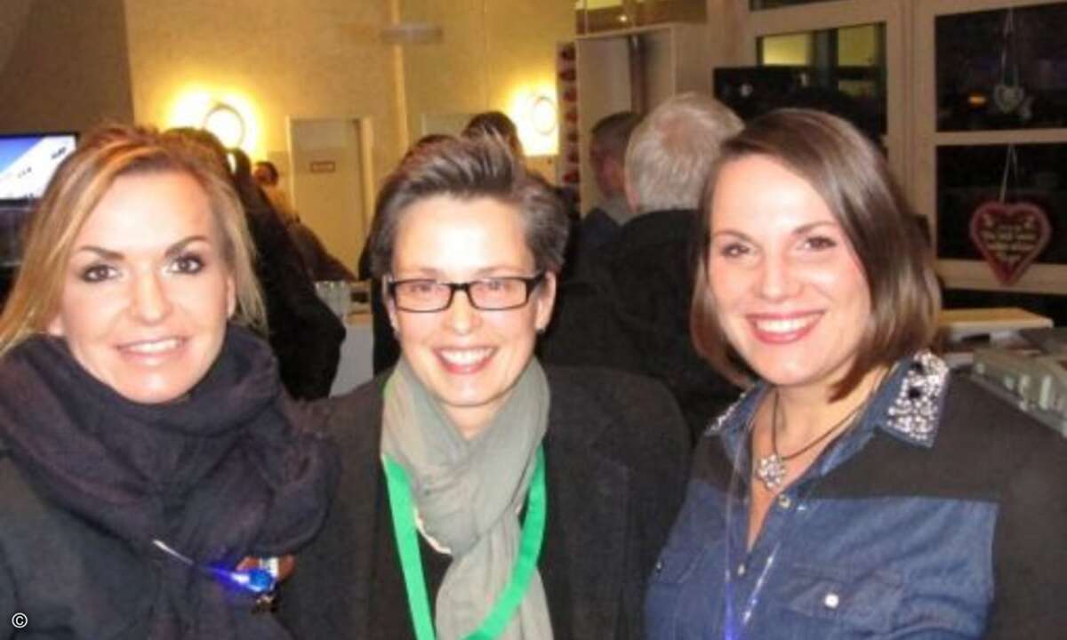 Carolin Schlüter (CRN) mit Sylke Rohbrecht und Sabrina Hoefs von Also (Bild: CRN)