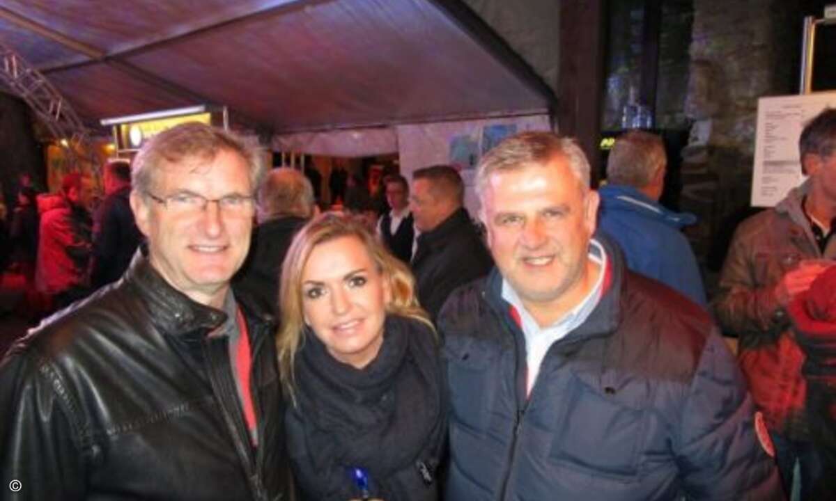 Andreas Hölzer (AEG Power Solutions ), Carolin Schlüter (CRN) und Michael Göcking (AEG Power Solutions) (Bild: CRN)