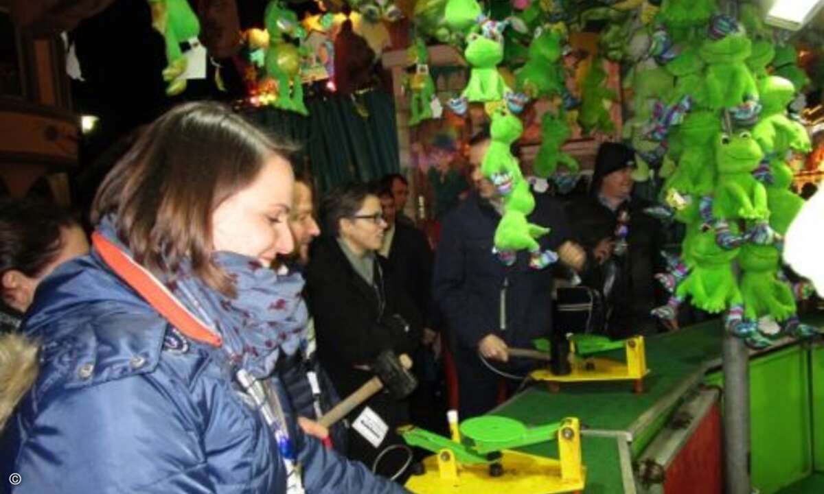 Auch die Also-Managerinnen Sabrina Hoefs und Sylke Rohbrecht versuchten sich beim Frösche-Klopfen (Bild: CRN)