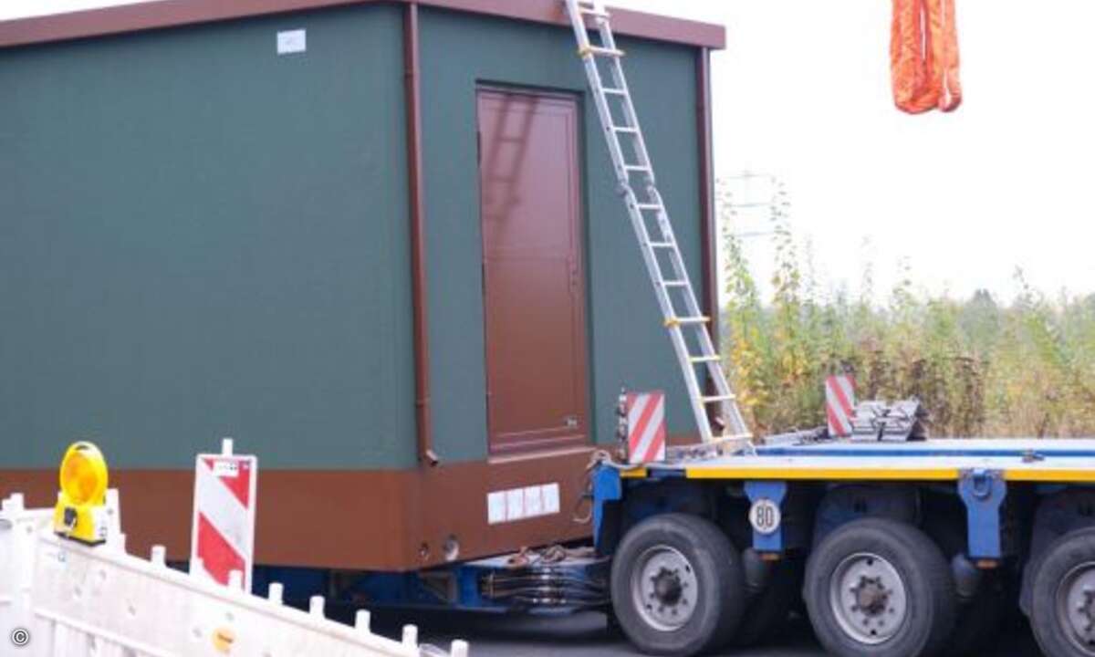 Damit das Gebäude angehoben werden kann, müssen sogenannte Gehänge-Punkte montiert werden. (Foto: KomMITT Ratingen GmbH)