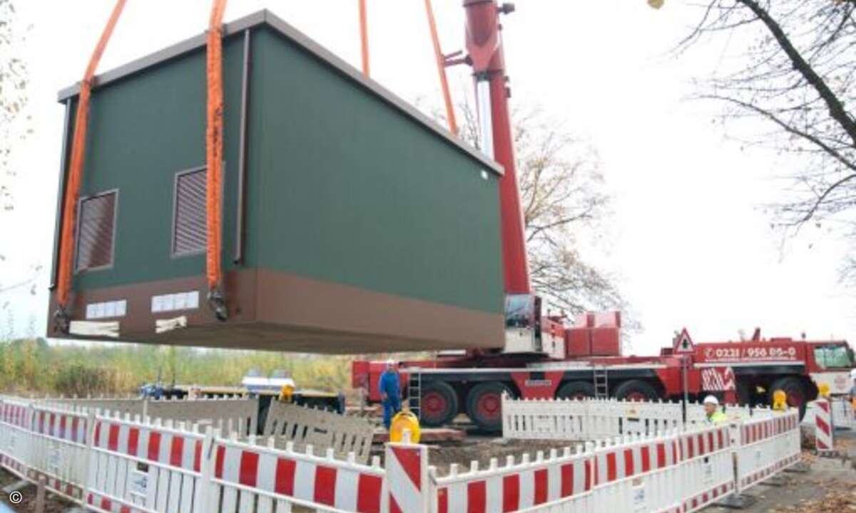 Der PoP wird auf sein Betonfundament abgesenkt. Eine Zwischenschicht aus Sand sorgt für eine satte, gleichmäßige Auflage. (Foto: KomMITT Ratingen GmbH)