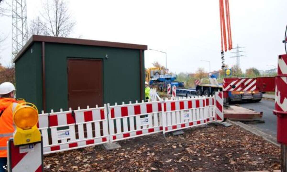 9.30 Uhr: Die Aufstellung ist abgeschlossen. Nun müssen noch die Leerrohre für die spätere Glasfasereinführung angeschlossen werden und der Graben wird mit Erde verfüllt und bepflanzt. Nachdem das Wohngebiet ausgebaut ist, nimmt die Technik im PoP ih