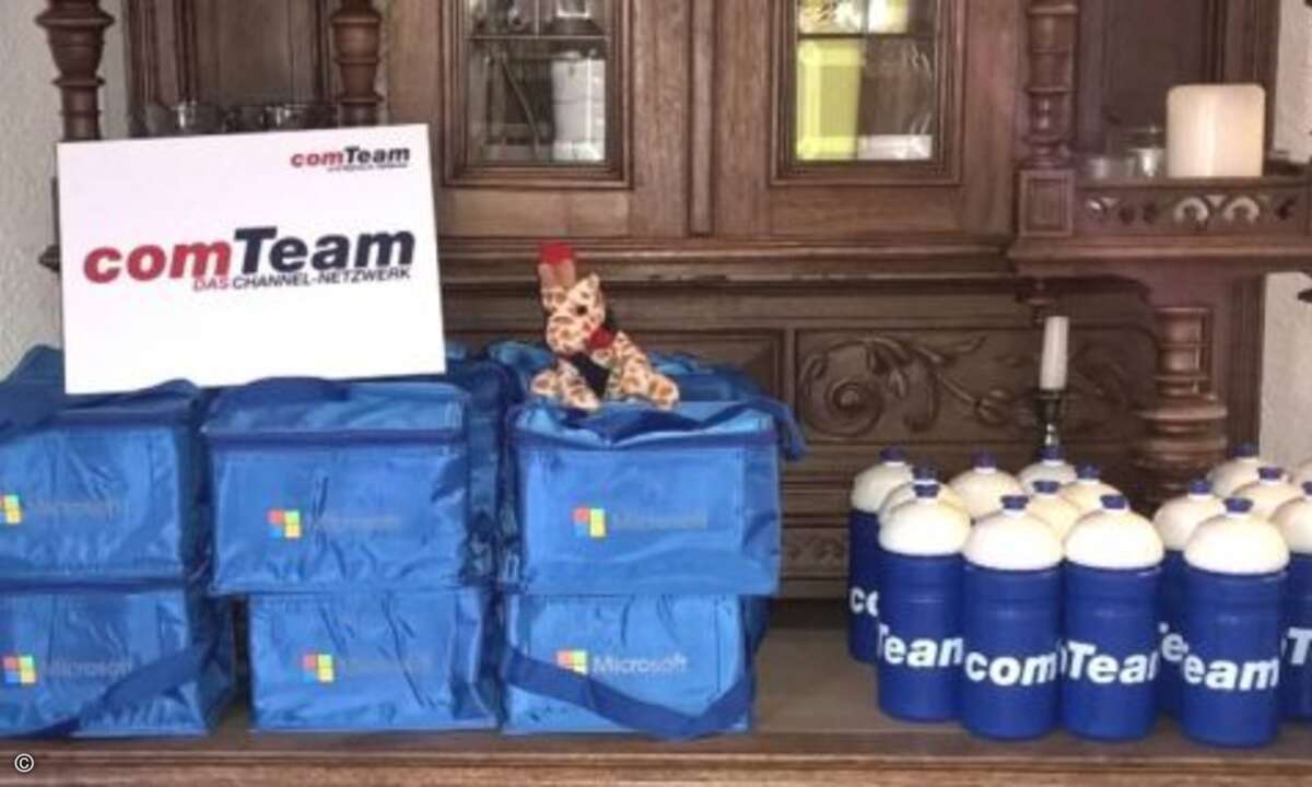 Ein paar Präsente für die Läufer – bewacht von Maskottchen Lydia(Foto: Comteam)
